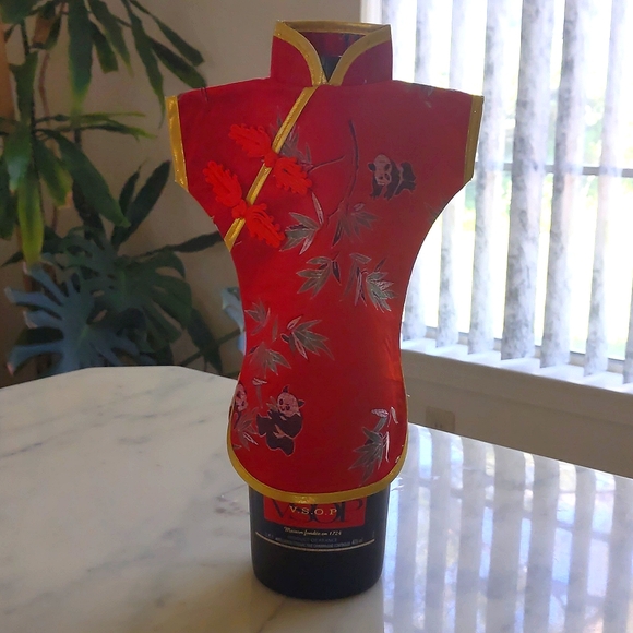 NWT. Wine Bottle Cover: Chinese Silk Brocade with Embroidery Lady's Red Gown. - Picture 3 of 4